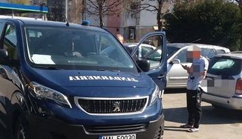 Un român certat cu soția, amendat cu 2.000 de lei pentru că a băut o cafea departe de casă