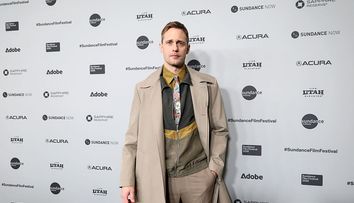 Cravată cu floricele, bluză de trening, dar să vezi ce purta în picioare! Așa a apărut Alexander Skarsgård la Festivalul de Film Sundance