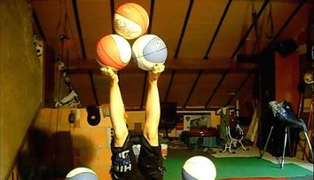 Sigur nu poti sa faci ca ea! Uite cum jongleaza o tipa cu 5 mingi de baschet
