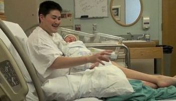 Uite ce bine arata primul barbat care a ramas gravid, dupa ce a nascut trei copii! FOTO&VIDEO