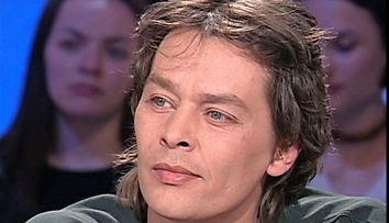Cauza probabilă a morții lui Ari Boulogne, fiul nelegitim al lui Alain Delon. Iubita fotografului a fost arestată
