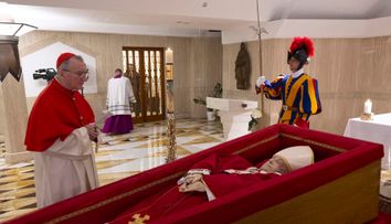 Prima imagine cu mormântul Papei Francisc. E simplu, făcut din marmură și cu  o singură inscripție