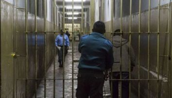 Un deținut a încercat să-l omoare pe șeful de secție de la Penitenciarului Gherla