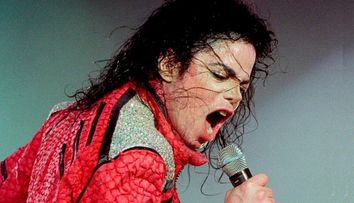 Șosetele pe care Michael Jackson le-a purtat când a executat prima oară celebrul Moonwalk, scoase la vânzare