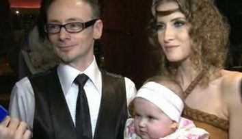 Iulia Albu si-a creat singura tinuta pentru botezul fetitei
