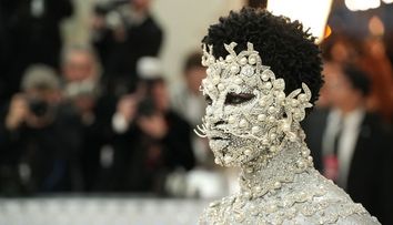 Cântărețul care s-a afișat cu cel mai bizar costum la Met Gala 2023. Toate privirile au fost îndreptate asupra lui