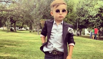 Trendsetter la doar 5 ani. Stie sa se imbrace mai bine decat majoritatea barbatilor: vezi fotografiile cu care a devenit vedeta pe net