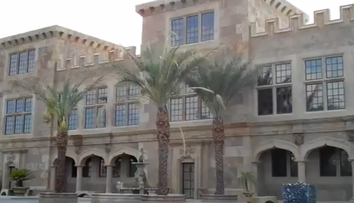 Si-a facut un adevarat palat. Cum arata locuinta construita din 500.000 de sticle de bere: VIDEO