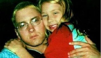 Eminem a tinut-o mereu ascunsa pe fiica lui de obiectivul aparatelor foto. Imagini rare cu fiica rapperului