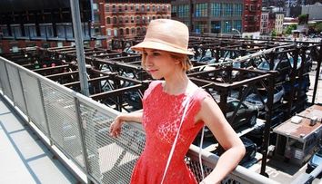 Dana Rogoz, intr-o rochie din dantela transparenta prin New York. Tinuta care a atras blitzurile fotografilor americani