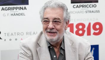 Placido Domingo a demisionat de la Opera din Los Angeles. Tenorul e investigat pentru hărțuire sexuală