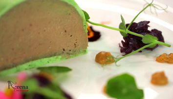 Parfait din ficat de pasare cu dulceata de ceapa si sos de ardei