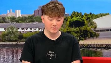 Povestea lui Alex, tânărul care a fost dat dispărut șase ani, după ce a fost răpit de mama lui. Avea doar 11 ani când a fost obligat de femeie să trăiască în comunități nomade