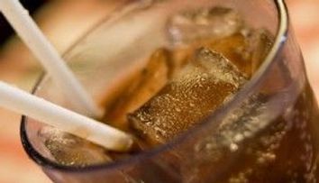 Coca Cola si Pepsi schimba reteta pentru a nu fi obligate sa puna pe sticle eticheta cu avertisment de cancer
