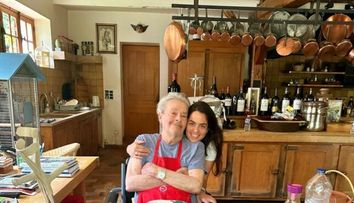 Cum arată în interior casa în care a murit Alain Delon. Actorul este înmormântat chiar pe proprietatea din Douchy, alături de mormintele celor 50 de câini pe care i-a avut