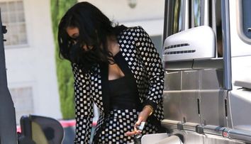Spectacol la pompa de benzina! Toti barbatii s-au oprit din alimentat cand au vazut-o pe Kylie Jenner asa