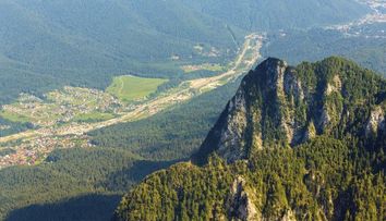 Cascade, chei si biserici. Locul din Romania unde le puteti vizita simultan, sub protectia muntilor si a zaganului