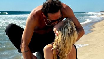 În urmă cu trei ani a divorțat de un om de afaceri, iar acum s-a logodit cu un fotograf. Celebra actriță a dezvăluit că era de mult timp îndrăgostită de el