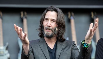 Anul ăsta face 60 de ani, dar noul look l-a întinerit cu 25 de ani! Keanu Reeves, de nerecunoscut după ce și-a tuns pletele: „Zâmbetul lui topește inimi!””