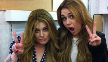 Kelly Osbourne o copiaza pe Miley Cyrus! FOTO
