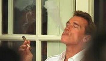 Arnold Schwarzenegger, amendat dupa ce a fumat in 2 aeroporturi din Austria