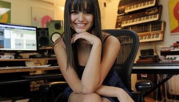 Rebecca Black, regina youtube, in studioul de inregistrari! VIDEO
