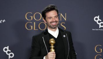 Sebastian Stan, actorul român de la Hollywood, a câștigat la Globurile de Aur premiul pentru Cel mai bun Actor  într-o comedie sau musical! Ce apel emoționant a făcut în discursul său și ce declarație iubitei sale