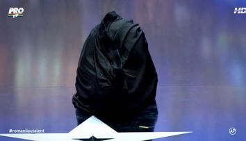 Nimeni nu si-a imaginat ce se ascunde in sacul negru. Ce s-a intamplat apoi pe scena a taiat rasuflarea tuturor