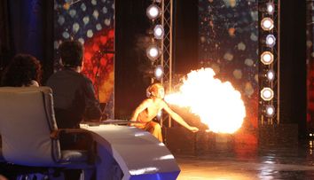 Barbatul care scuipa flacari si inghite sticla, asistat de sotia lui. Ce au facut pe scena 