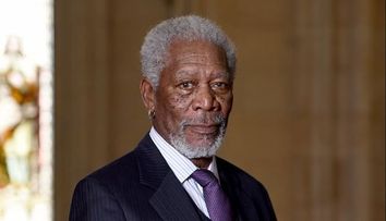 Motivul tragic pentru care Morgan Freeman a aparut cu o manusa la Premiile SAG Awards