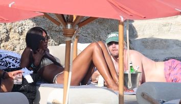 Naomi Campbell, surprinsă de paparazzi la plajă alături de iubitul tinerel! Topmodelul de 54 de ani s-a cuplat cu unul dintre cei mai populari DJ din lume