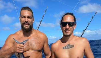 Jason Momoa, apariție dezinhibată la pescuit. Actorul s-a filmat aproape gol, cu o bucată de material înfășurată în zona întimă