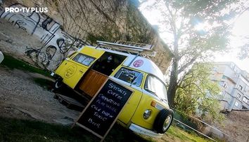 A fost mașina Poștei Germane, acum livrează cafea de specialitate în București. Descoperă povestea cafenelei 