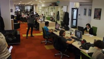 Melodia care face ravagii in birourile din Romania. Toti se comporta normal, pana ii cuprinde febra dansului: VIDEO