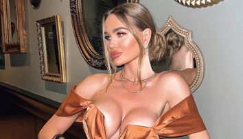 Dasha Mart, ședință foto incendiară! Rusoaica și-a etalat formele perfecte într-un costum de baie minuscul