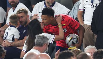 Cât de frumoasă este iubita lui Ollie Watkins, eroul Angliei! Sărutul celor doi de după semifinala Euro 2024 a făcut înconjurul lumii