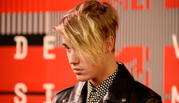 Credeai ca le-ai vazut pe toate? Justin Bieber, schimbare radicala de look. Cum a aparut pe covorul rosu la MTV VMA 2015