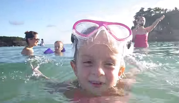 Inotau in ocean si se distrau de minune. Ce s-a intamplat apoi i-a facut pe toti sa planga