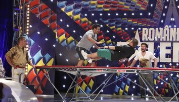 Smiley si Bartos, sarituri la trambulina in timpul show-ului 