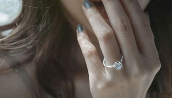 (P) Inelul de logodnă de aur alb cu diamant – perfect pentru aleasa inimii tale