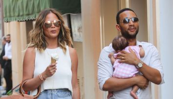 Chrissy Teigen si John Legend, vacanta la Saint Tropez cu micuta Luna. Cum arata acum tanara mamica