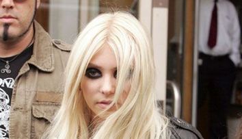 Nu ati ghicit! Raspunsul corect: piciorul din imagine este al actritei si cantaretei Taylor Momsen! FOTO