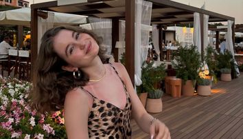 Irinuca Columbeanu, ravisantă într-o ținută inedită. Adolescenta a moștenit de la mama sa eleganța și rafinamentul. Imaginea cu care și-a surprins fanii