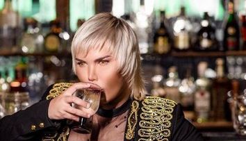 E de neoprit! Rodrigo Alves și-a scos “pătrățelele” de pe abdomen și și le-a pus în… posterior