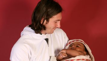 În urmă cu 19 ani, Messi îl ținea în brațe pe Lamine Yamal. Fotografia care a făcut înconjurul lumii capătă acum o semnificație incredibilă
