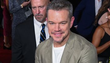Matt Damon, departe de a mai semăna cu sex-simbolul care a cucerit Hollywood! Celebrul actor, surprins de paparazzi cu barbă lungă și mustață grizonată