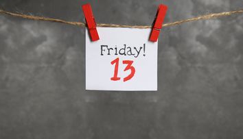 De ce vineri, 13 februarie 2026, este cea mai ”temută” zi din calendar. Mituri și superstiții și de unde a pornit friggatriskaidekafobia