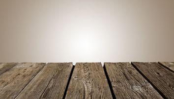 Artistii care transforma lemnul vechi in obiecte de mobilier unice