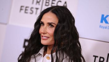 Demi Moore s-a afișat într-un bikini alb minuscul, alături de nepoțica sa care face primii pași