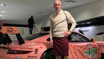 Un inginer din Germania, care poartă fuste și pantofi cu toc, a debutat ca model. Bărbatul reinventează moda masculină